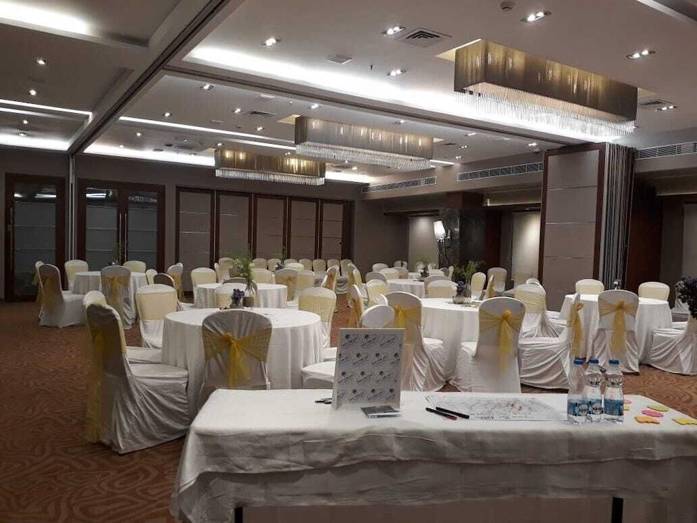 Royal Orchid Central Vadodara Exterior photo